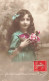 FÊTES - VŒUX -  1er Avril - Devinez Qui Vous L'envoie - Petite Fille Avec Un Poisson Et Rose - Carte Postale Ancienne - 1er Avril - Poisson D'avril