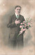 FANTAISIES - Hommes - Jeune Homme Portant Un Bouquet De Fleurs - Carte Postale Ancienne - Hommes