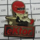 713M Pin's Pins / Beau Et Rare / SPORTS / PILOTE AUTOMOBILE AVEC CASQUE INTEGRAL EKTOR - Car Racing - F1