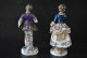 PAIRE De STATUETTES COUPLE DE BOURGEOIS EN HABITS XVIIIe EN PORCELAINE POLYCHROME DE CAPODIMONTE 2 Marques Différentes - Capodimonte (ITA)