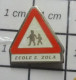 1214D Pin's Pins / Beau Et Rare / ADMINISTRATIONS / PANNEAU SIGNALISATION ECOLE EMILE ZOLA Pas Gorgon ! - Administrations