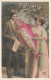 FETES ET VOEUX - 1er Avril - Un Couple Tenant Un Grand Poisson - Colorisé - Carte Postale Ancienne - Erster April