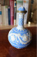 Delcampe - Fiole Style Wedgwood Bleu Et Blanc - Décor Floral - Bouchon Fermoir En Métal - Inscription (peu Lisible) England - Non Classés