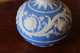 Delcampe - Fiole Style Wedgwood Bleu Et Blanc - Décor Floral - Bouchon Fermoir En Métal - Inscription (peu Lisible) England - Non Classés