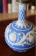 Delcampe - Fiole Style Wedgwood Bleu Et Blanc - Décor Floral - Bouchon Fermoir En Métal - Inscription (peu Lisible) England - Non Classés