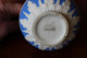 Delcampe - Fiole Style Wedgwood Bleu Et Blanc - Décor Floral - Bouchon Fermoir En Métal - Inscription (peu Lisible) England - Non Classés