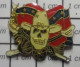 715A  Pin's Pins / Beau Et Rare / AUTRES / FOLKLORE SUDISTE !!! DRAPEAU TETE DE MORT SERPENT SABRES - Motorbikes