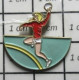 713H Pin's Pins : BEAU ET RARE : SPORTS / HANDBALL MASCULIN OU FEMININ - Pallamano