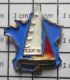 713J Pin's Pins / Beau Et Rare / BATEAUX / VOILE VOILIER CARTE DE FRANCE BLEUE TFV 92 TOUR DE FRANCE - Boats