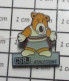 115d Pin's Pins / Beau Et Rare / SPORTS / CSBJ CLUB ATHLETISME OURS EN PELUCHE - Atletismo