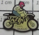 1214B Pin's Pins / Beau Et Rare / MOTOS / MOTARD MOTO-CROSS TEDDY Fissile DUGUE - Motos