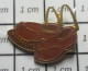 718A  Pin's Pins / Belle Qualité Et TB état !!!! :  McDONALD'S / LORRAINE SABOTS Comme C'est Original ! - McDonald's