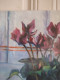 Delcampe - Fernand PROUST (XXème) Huile Sur Toile Nature Morte Aux Fleurs "Cyclamen" 1998 - Olieverf