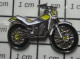 718B  Pin's Pins / Beau Et Rare / MOTOS / PETITE MOTO DE CROSS JAUNE ET BLANCHE - Motorfietsen