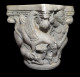 Important Chapiteau De Style Roman En Plâtre Figurant Un Centaure Terrassant Un Dragon. - Art Religieux