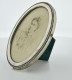 Ancien Petit Cadre Ovale En Argent Poinçon 800. Vers 1900. Contenant Une Photo D'époque. 6,5 X 9 Cm - Zilverwerk