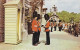 AK 206361 ENGLAND - London - Changing The Guard At Buckingham Palace - Buckingham Palace