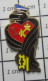 812f Pin's Pins / Beau Et Rare / POLICE / Pin's Suisse AIGLE NOIR AVEC CLEF JAUNE ET ROUGE Par CRISPINI GENEVE - Police