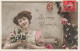 FANTAISIES - Une Femme Tenant Un Bouquet De Fleur - Le Porte Bonheur - Colorisé - Carte Postale Ancienne - Femmes