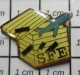 1117 Pin's Pins / Beau Et Rare / TRANSPORTS / AVION BLEU SORTANT D'UNE CAISSE EN BOIS SFE - Transports