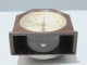 Delcampe - -ANCIEN REVEIL ART DECO BAKELITE ROUGE Sans Marque Visible JUS De GRENIER    E - Alarm Clocks