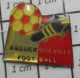 1616C Pin's Pins / Beau Et Rare / SPORTS / CLUB DE FOOTBALL ASQUEQUEVILLE BALLON CRAMPONS - Football