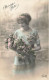 FËTES - VOEUX - Nouvel An - Bonne Année - Une Femme Tenant Un Bouquet De Fleur Dans La Main - Carte Postale Ancienne - Nouvel An