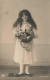ENFANTS - Une Jeune Fille Tenant Un Panier Où Il Y A Des Fleurs - Une Jeune Fille Seule - Carte Postale Ancienne - Autres & Non Classés