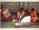 Artisanat Du BENGLADESH Brodeuses, Photo Frere Des Hommes, Carnet Format Carte Postale - Bangladesch