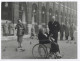 Photographie ECRIVAINE Sidone Gabrielle COLETTE"Colette En Fauteuil Roulant"années 50"romancière Femme De Lettres - Famous People