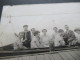 Foto AK Um 1920er Jahre Boot / Kahn / Segelboot  Junger Seemann Mit Gruppe Von 2 Männern Und Einigen Frauen - Europe