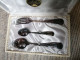 UN ANCIEN COFFRET DE COUVERTS EN METAL ARGENTE - Silverware