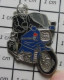 1616B Pin's Pins / Beau Et Rare / MOTOS / MOTARD GENDARMERIE MOTO BMW Par BALLARD - Moto