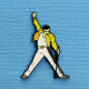 1 PIN'S /  ** " FREDDIE MERCURY " FREDDIE BULSARA " 05.09.1946 STONE TOWN // 24.11.1991 LONDRES ** - Berühmte Personen