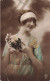 FANTAISIE - Femme - Robe - Femme Avec Des Roses Blanches - Colorisé - Carte Postale Ancienne - Femmes