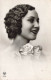 FANTAISIE - Femme - Femme Avec Des Roses Blanches - Portrait - Brune - Carte Postale Ancienne - Femmes