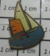 311B Pin's Pins / Beau Et Rare / BATEAUX / VOILE VOILIER DERIVEUR OPTIMIST - Schiffahrt