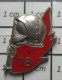 410D Pin's Pins / Beau Et Rare / POMPIERS / LE 18 FLAMME INCENDIE CASQUE F1 LANCE Par DELSART - Pompieri