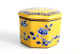 JOLI ANCIEN PILULIER, BOITE En PORCELAINE FINE, FINITION MAIN DECOR FLEURS, DEL PRADO / ART DECORATIF (0603.17) - Dozen