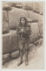 CARTE PHOTO T. VARGAS AREQUIPA DE 1904 - PEROU ( CUZCO ) - UNE INDIENNE DEVANT LA MURAILLE DU PALAIS DES INCAS -z R/V Z- - Perú