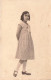 ENFANTS - Une Jeune Fille Seule Debout Portant Une Robe - Carte Postale Ancienne - Andere & Zonder Classificatie