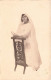 FANTAISIES - Femmes - Une Femme Seule Portant Une Tenue Blanche Assise Dans Une Chaise - Carte Postale Ancienne - Frauen