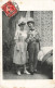 FANTAISIES - Hommes - Un Homme Tenant Un Bouquet De Fleur - Une Femme En Robe Blanche - Carte Postale Ancienne - Männer