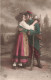 FOLKLORE - Enfin Réunis - Tenue Traditionnelle - Costume - Couple Avec Un Soldat - Carte Postale Ancienne - Personen