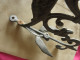 Delcampe - Antique Sonnette En Metal Ange (sans Cloche) - Cloches