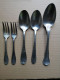 UN LOT DE COUVERTS EN METAL ARGENTE - Silverware