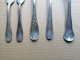 UN LOT DE COUVERTS EN METAL ARGENTE - Silverware