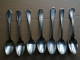 UN LOT DE 7 PETITES CUILLERES EN METAL ARGENTE - Silverware