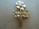 Broc-168 Broche Représentant 3 Fleurs De Tournesol En Métal Doré De 76mm53mm,poids=31,10g Gravé Au Dos Lolita Paris - Co - Autres & Non Classés