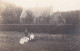 486054Schiermonnikoog, Familie In De Tuin Met Op Achtergrond Gereformeerde Kerk. (Fotograaf Piet Kramer (zie  - Schiermonnikoog